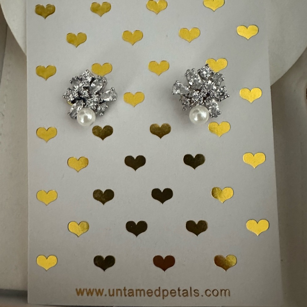 Untamed Petals - Kori Stud Elegant Silver and Pearl Flower Earrings - Picture 3 of 5